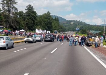 Bloquean la autopista Puebla – México ejidatarios de Tlahuapan