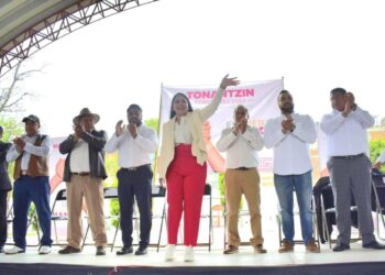 Arranca Tonantzin Fernández los foros «El Pueblo Manda», en compañía de más de mil cholultecas