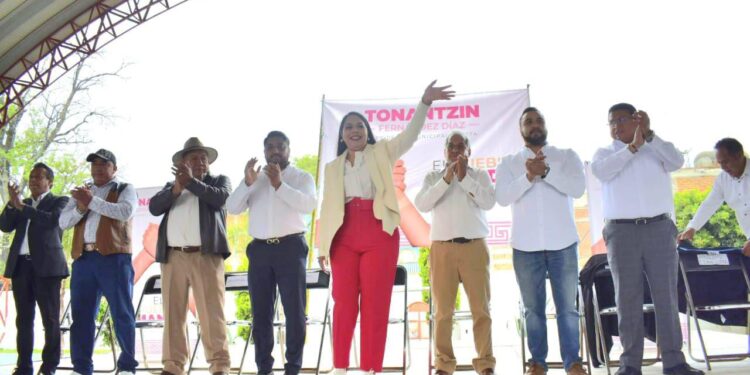 Arranca Tonantzin Fernández los foros «El Pueblo Manda», en compañía de más de mil cholultecas