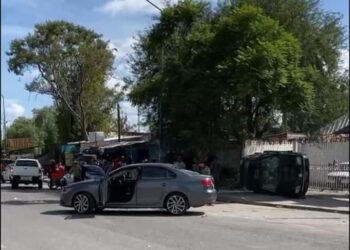 Defraudados queman y destrozan autos en un lote en Tehuacán