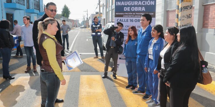 Entrega Angon calle pavimentada a vecinos de Santiago Mixquitla