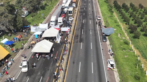 Continúa el bloqueo en la autopista México-Puebla