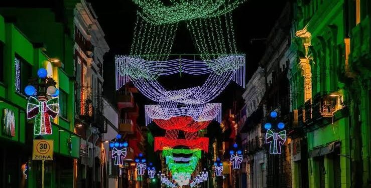 La ciudad de Puebla ya luce con adornos en color verde, blanco y rojo