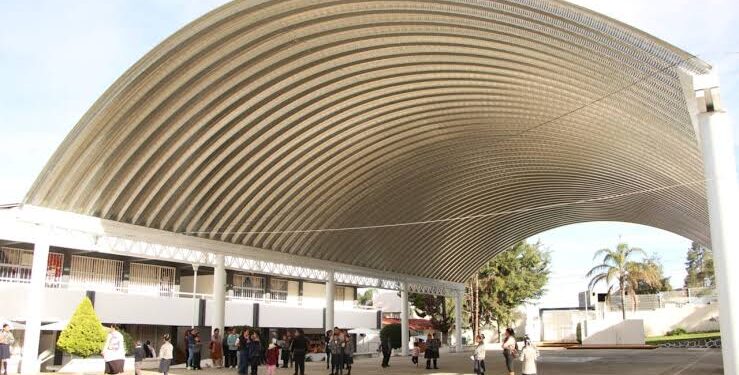Más de 40 escuelas son beneficiadas con aulas, domos y techados: SEP