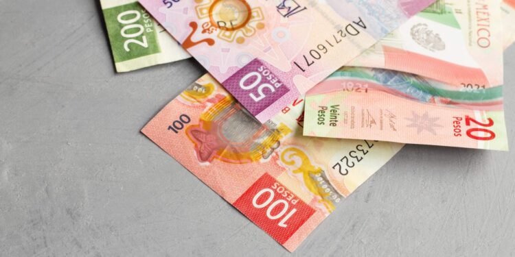 Peso mexicano retrocede frente al dólar; lidera pérdidas en ‘Lunes Negro’