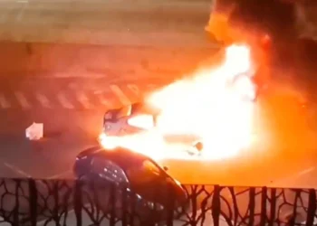 Prenden fuego a vehículo frente al C5 y hallan restos humanos al interior
