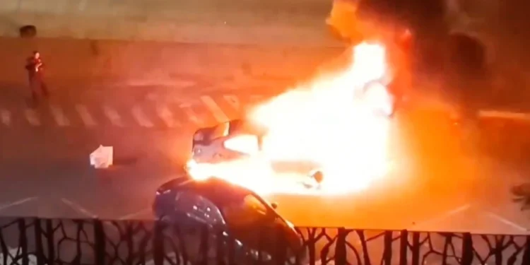 Prenden fuego a vehículo frente al C5 y hallan restos humanos al interior