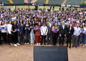 Universitarias BUAP reciben reconocimientos de la beca Women In by Emtech