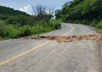 Lluvias en Puebla causan bloqueo parcial de carretera Chila de la Sal-Chiautla de Tapia