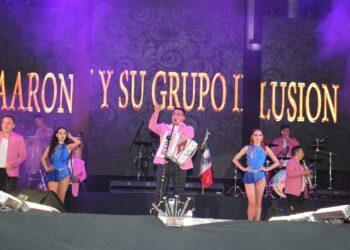 Aarón y su grupo ilusión pone a bailar a visitantes en  Feria de San Pedro Cholula