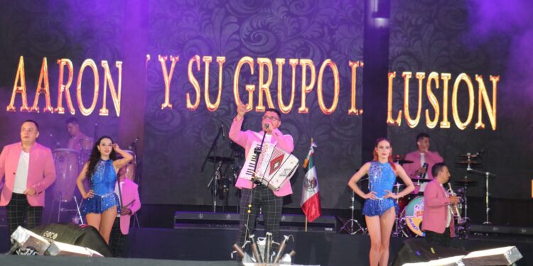 Aarón y su grupo ilusión pone a bailar a visitantes en  Feria de San Pedro Cholula