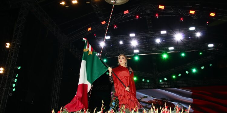 Encabeza Paola Angon Grito de Independencia en San Pedro Cholula