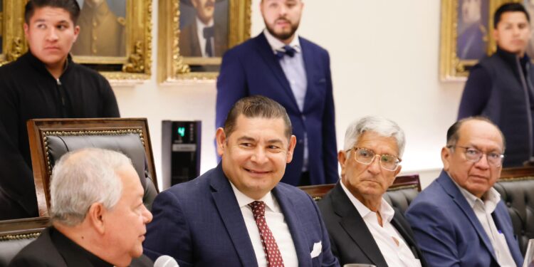 Armenta se reune con Arzobispo de Puebla