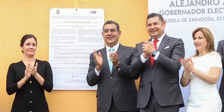 Coloca Sergio Salomón bando para dar a conocer a Alejandro Armenta como próximo gobernador de Puebla