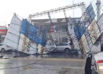 Caída de espectacular, de árboles e   inundaciones fue el saldo se fuerte tromba de este martes en Puebla
