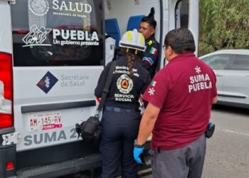 Durante persecución de auto robado patrulla termina volcada en Periférico
