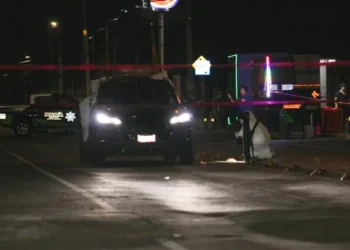 Levantan a conductor de un Porsche afuera de restaurante de Solesta