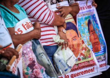 Ayotzinapa grita contra la represión tras diez años de lucha e incertidumbres