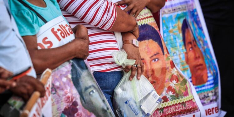 Ayotzinapa grita contra la represión tras diez años de lucha e incertidumbres