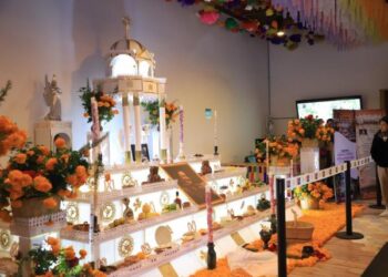 Promueve Turismo altar monumental de Tochimilco en Módulo Turístico de Puebla