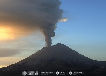 Popocatépetl emite material balístico; caerá ceniza en 11 municipios 