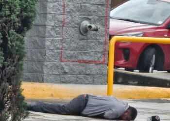 Un cuentahabiente muerto y otro herido durante asalto en Wallmart Zavaleta