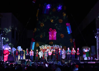La Rectora Lilia Cedillo Ramírez enciende el tradicional Árbol de Navidad en el CCU