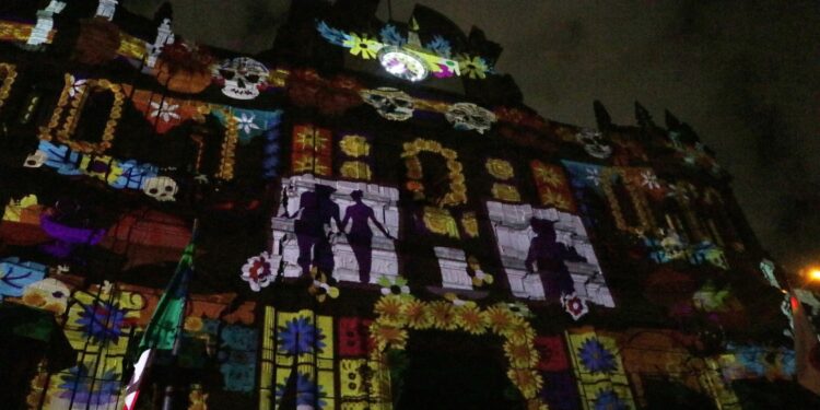 Poblanos disfrutaron del video mapping y espectáculo de drones alusivos al Día de Muertos