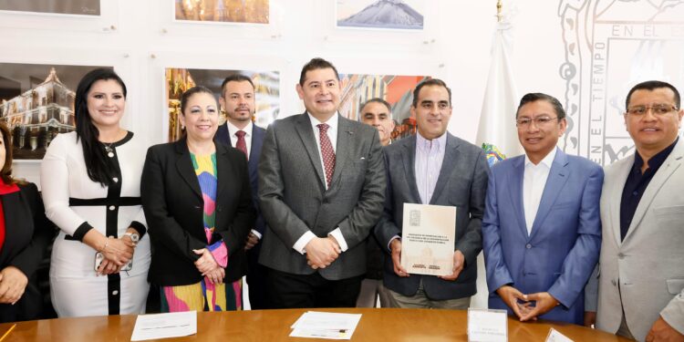Armenta entrega nueva LAOPE al Congreso del Estado, destacó que está centrada en el humanismo mexicano