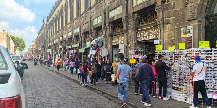 Pide Gobernación a comercio popular liberar el tránsito peatonal