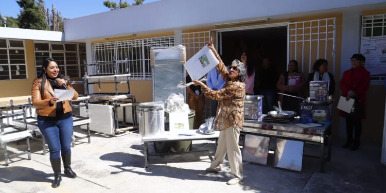 Entrega Gobierno de Cholula equipamiento de cocina en el CAM