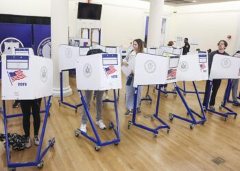 Estados Unidos vota en unas elecciones insólitas por intentos de asesinato, dimisiones y condenas