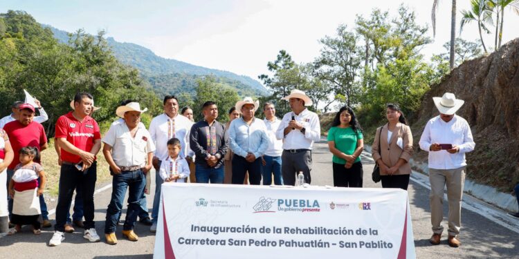 Céspedes inaugura camino Ocomantla-Ahuaxintitla en Xicotepec