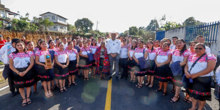 Entrega Céspedes Peregrina infraestructura carretera en Tetela de Ocampo, Xochiapulco y Hueyapan