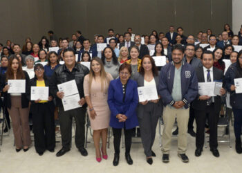 Entrega Rectora Lilia Cedillo constancias de capacitación a personal administrativo