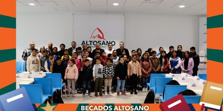 Entrega Granjas Carroll 200 becasa hijos de sus colaboradores