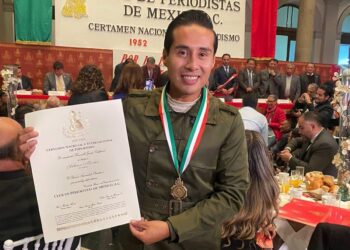 Entregan premio nacional de periodismo a Antonio Morán, corresponsal nacional de TV en Puebla