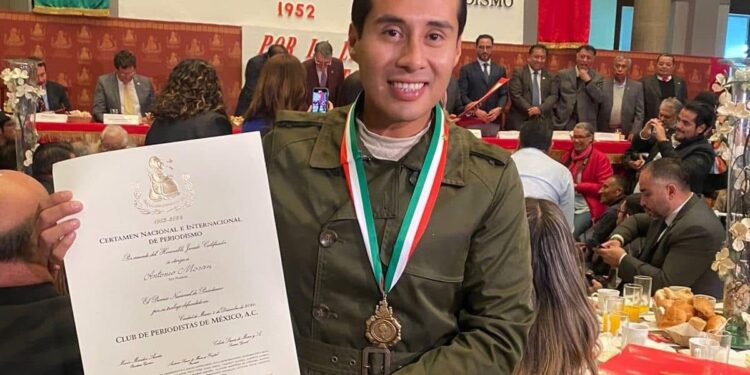 Entregan premio nacional de periodismo a Antonio Morán, corresponsal nacional de TV en Puebla