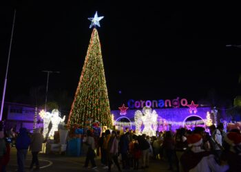 Armando Aguirre enciende el Árbol de Navidad en Coronango