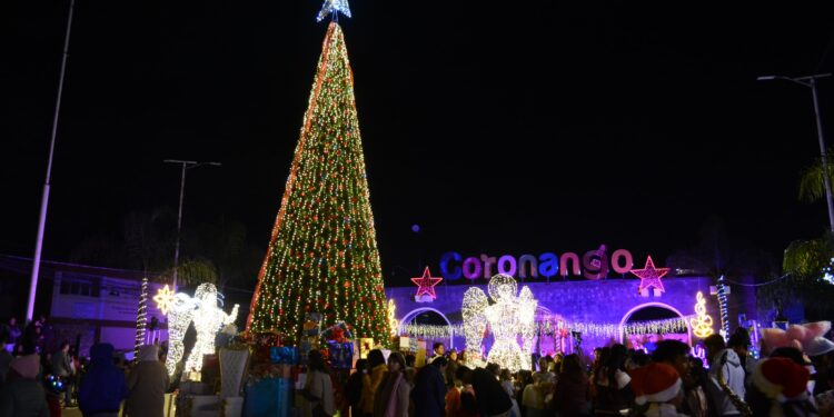 Armando Aguirre enciende el Árbol de Navidad en Coronango