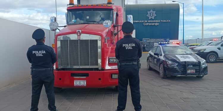 Policía de Coronango recupera tráiler robado en el EdoMex