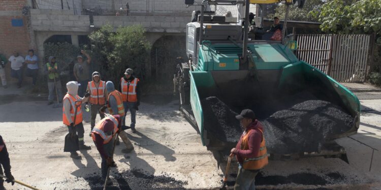 Avanza Ayuntamiento de Puebla trabajos de pavimentación en la calle 2 Sur