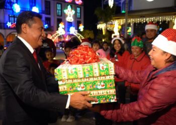 Reconoce Armando Aguirre a abuelitos con el programa «Abraza Coronango»