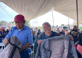 Reciben abuelitas y abuelitos de Coronango chamarras del programa «Abraza Coronango»