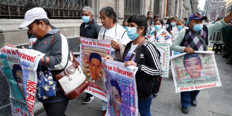 Sheinbaum promete a padres de Ayotzinapa una “nueva visión” del caso sin “confrontación”