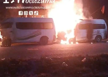 En venganza contra concesionarios les quemaron 4 unidades de la Ruta Malacatepec en Ocoyucan