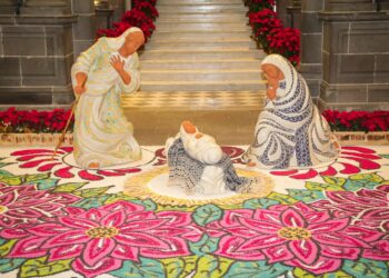 Nacimiento de talavera y alfombra artística transforman el Palacio Municipal