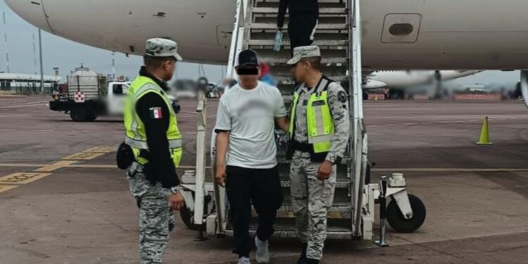FGR debe determinar delitos de pasajero que intentó desviar vuelo a EE.UU.: Sheinbaum