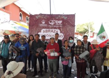 Recibieron 2 mil 100 adultos mayores chamarras del programa «Abraza Coronango»