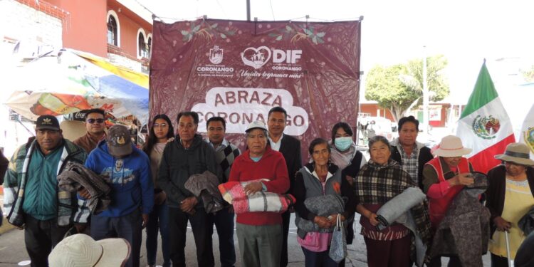 Recibieron 2 mil 100 adultos mayores chamarras del programa «Abraza Coronango»